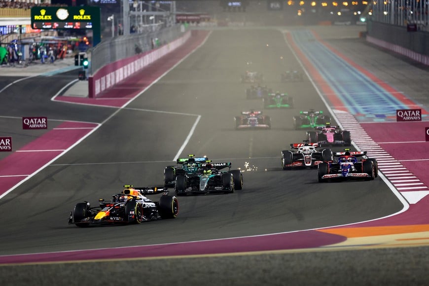 Formula One F1 - Qatar Grand Prix - Lusail International Circuit, Lusail, Qatar - December 1, 2024 
Red Bull's Sergio Perez, Mercedes' Lewis Hamilton, Aston Martin's Fernando Alonso, RB's Daniel Ricciardo, Haas' Kevin Magnussen and Alpine's Pierre Gasly in action during the race REUTERS/Rula Rouhana