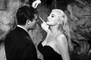 Marcello Mastroianni y Anita Ekberg en una de las escenas más recordadas de la película. Foto: Pathé Consortium Cinéma (P.A.C.), Riama Film, Gray-Film