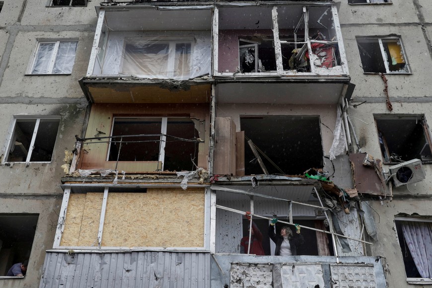 Residents remove debris from their apartments, damaged by a Russian missile strike, amid Russia's attack on Ukraine, in Poltava, Ukraine February 1, 2025. REUTERS/Sofiia Gatilova