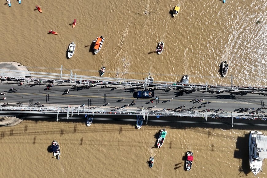 Maratón Santa Fe-Coronda | Puente Colgante | Costanera. Foto: Fernando Nicola