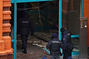 Law enforcement officers work at the site of a blast in a residential building in Moscow, Russia February 3, 2025. REUTERS/Evgenia Novozhenina