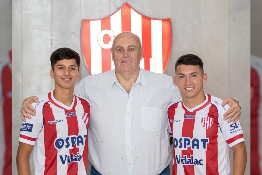 Lionel Verde y Mateo Del Blanco junto al presidente del club, Luis Spahn. Extendieron sus contratos hasta fines de 2027. Foto: Prensa Unión