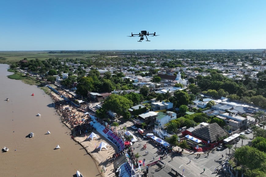 Drones vigilando la salida y llegada de los competidores. Crédito: Fernando Nicola.