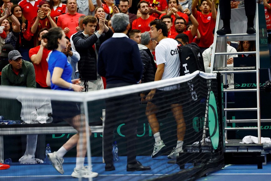 Tennis - Davis Cup - Qualifiers - First Round - Belgium v Chile - Sporthal Alverberg, Hasselt, Belgium - February 2, 2025
Chile's Cristian Garin after retiring from his singles match against Belgium's Zizou Bergs REUTERS/Piroschka Van De Wouw