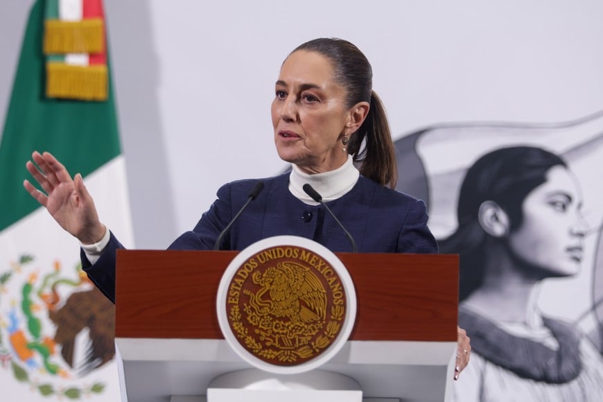 (250203) -- CIUDAD DE MEXICO, 3 febrero, 2025 (Xinhua) -- La presidenta mexicana, Claudia Sheinbaum, habla durante su conferencia de prensa matutina en el Palacio Nacional, en la Ciudad de México, capital de México, el 3 de febrero de 2025. Sheinbaum informó el lunes que logró con su homólogo de Estados Unidos, Donald Trump, un acuerdo para poner en "pausa" por un mes la aplicación del arancel del 25 por ciento a las importaciones mexicanas y reforzar de inmediato la frontera común de 3.200 kilómetros para tratar de evitar el tráfico de drogas. (Xinhua/Francisco Cañedo) (fc) (oa) (ah) (vf)