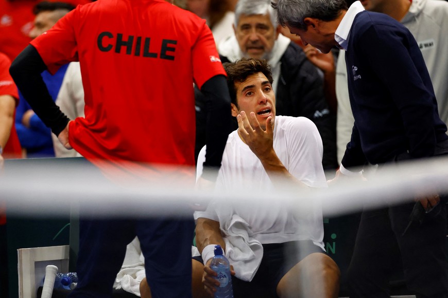 Tennis - Davis Cup - Qualifiers - First Round - Belgium v Chile - Sporthal Alverberg, Hasselt, Belgium - February 2, 2025
Chile's Cristian Garin reacts after sustaining an injury during his singles match against Belgium's Zizou Bergs REUTERS/Piroschka Van De Wouw