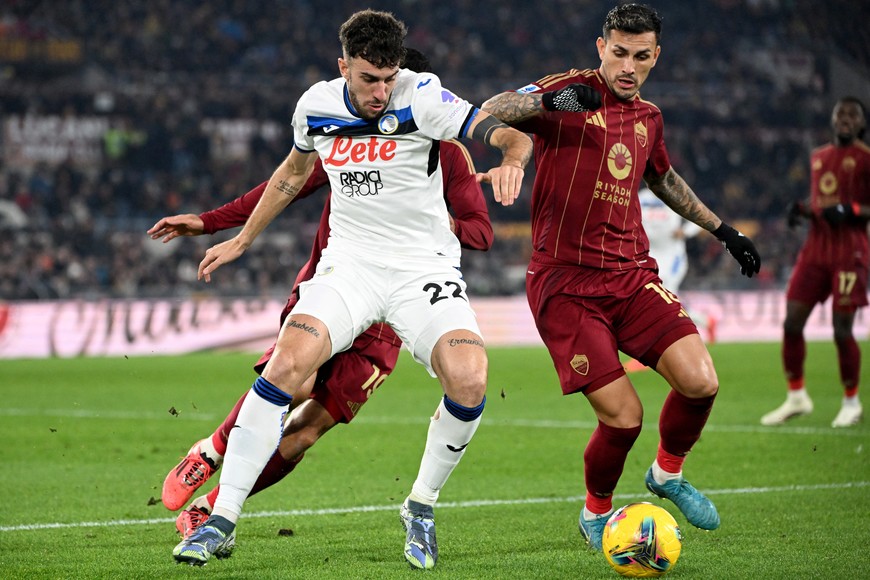 Soccer Football - Serie A - AS Roma v Atalanta - Stadio Olimpico, Rome, Italy - December 2, 2024
AS Roma's Leandro Paredes in action with Atalanta's Matteo Ruggeri REUTERS/Alberto Lingria