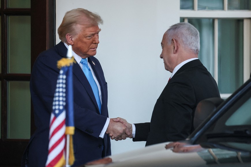 U.S President Donald Trump and Israeli Prime Minister Benjamin Netanyahu shake hands at the entrance of the White House in Washington, U.S., February 4, 2025. REUTERS/Leah Millis