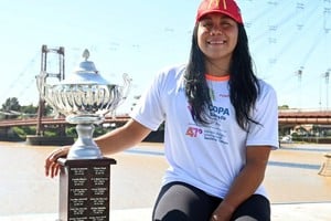 Mayte Puca posa junto a la Copa con el emblemático Puente Colgante de fondo.