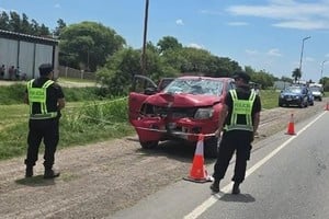 La camioneta impactó de frente con una columna de alumbrado público. El Litoral