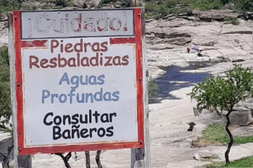 Advertencias en la localidad de Mina Clavero.