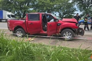 La camioneta hurtada por el acusado chocó con una columna de alumbrado público y quedó destruida.