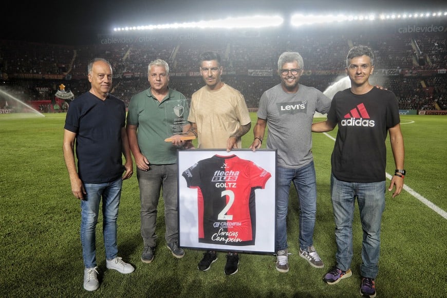 El homenaje para Paolo Goltz por parte de la dirigencia sabalera. Foto: Matías Pintos.