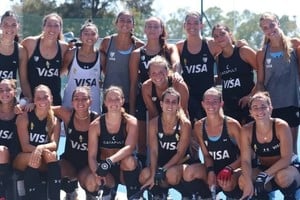 Vuelve a ser Leona. La santafesina Stefanía Antoniazzi (abajo, cuarta desde la izquierda) fue convocada por el DT de las Leonas, Fernando Ferrara, para disputar la FIH Pro League en Santiago del Estero.