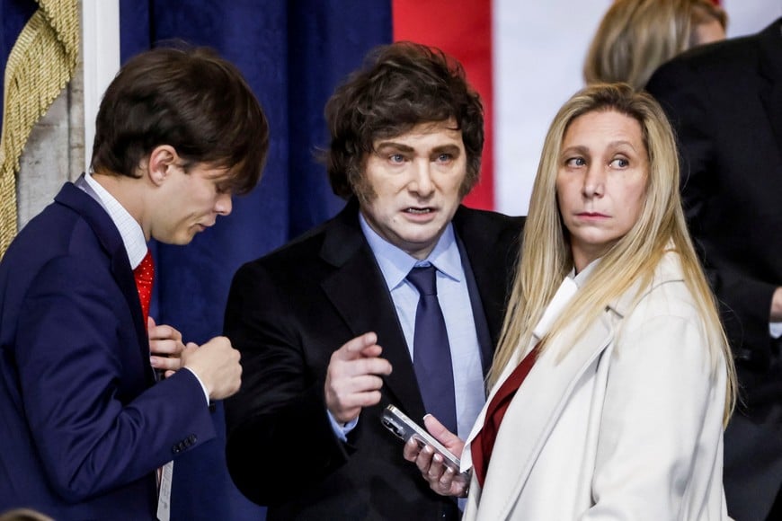 Argentina’s President Javier Milei (C) attends Donald Trump’s inauguration as the next President of the United States in the rotunda of the United States Capitol in Washington, DC, USA, 20 January 2025. Trump, who defeated Kamala Harris, is being sworn in today as the 47th president of the United States, though the planned outdoor ceremonies and events have been cancelled due to a forecast of extreme cold temperatures.    SHAWN THEW/POOL/Pool via REUTERS karina