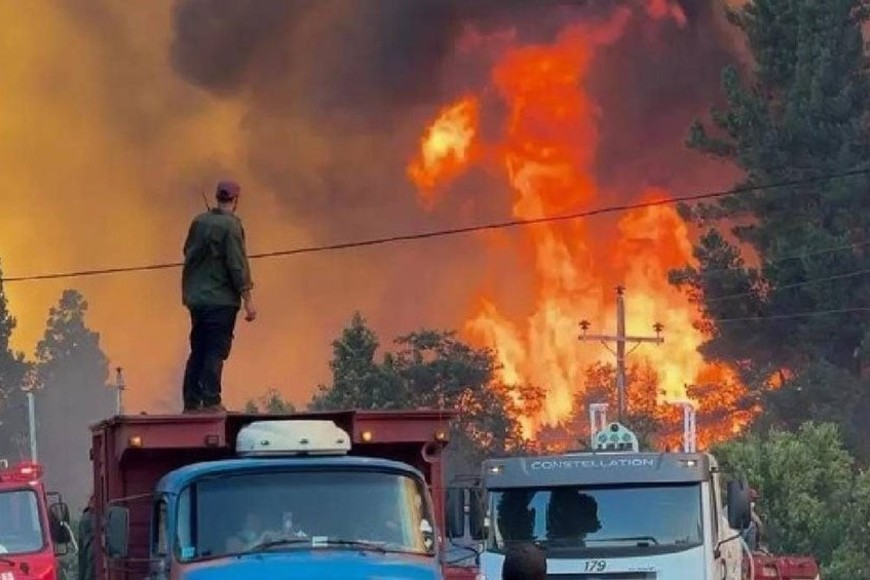 Los equipos trabajan sin descanso para contener el fuego.