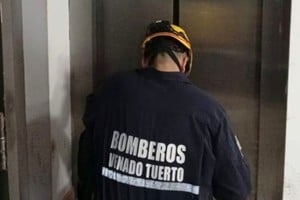 Control y contención de bomberos a la espera del técnico especializado.