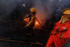 Firefighters work to extinguish a wildfire in Epuyen, in the Patagonian region of Chubut, Argentina January 15, 2025. REUTERS/Matias Garay