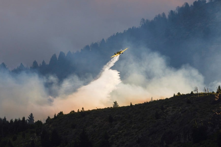 A firefighting plane drops water to extinguish a wildfire in Epuyen, in the Patagonian region of Chubut, Argentina January 15, 2025. REUTERS/Matias Garay