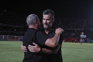 El Pata Pereyra y su primer saludo oficial con un técnico rival en su carrera. Foto: Matías Pintos.