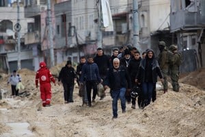 (250210) -- TULKARM, 10 febrero, 2025 (Xinhua) -- Personas palestinas forzadas a abandonar sus hogares son vistas durante una operación militar israelí, en el campamento de Nur Shams, en el este de la ciudad de Tulkarm, en el norte de Cisjordania, el 10 de febrero de 2025. Al menos dos palestinos, entre ellos una mujer embarazada, fueron asesinados por el Ejército israelí en el campamento de refugiados de Nur Shams, en el norte de Cisjordania, dijo el domingo el Ministerio de Salud con sede en Ramallah. (Xinhua/Nidal Eshtayeh) (oa) (ah) (vf)