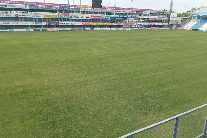 La cancha de Atlético Rafaela, que parece estar mejorada en relación al año pasado.