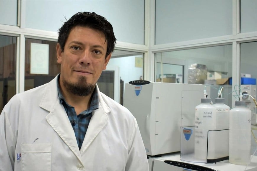 Martín Novoa, licenciado y doctor en ciencias biológicas, estudia el comportamiento del río Uruguay y de distintos cursos de agua. Crédito: Belén Fedullo.