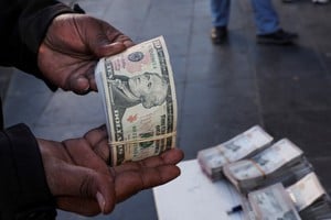 A man who works as a currency exchanger shows a ten U.S. dollar bill, after the ousting of Syria's Bashar al-Assad, at Yusuf al-Azma Square in Damascus, Syria, December 16, 2024. REUTERS/Amr Abdallah Dalsh