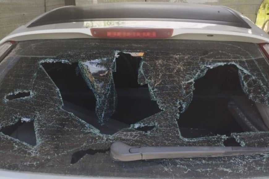 El auto del jefe comunal atacado por el vecino. Foto: Gentileza.