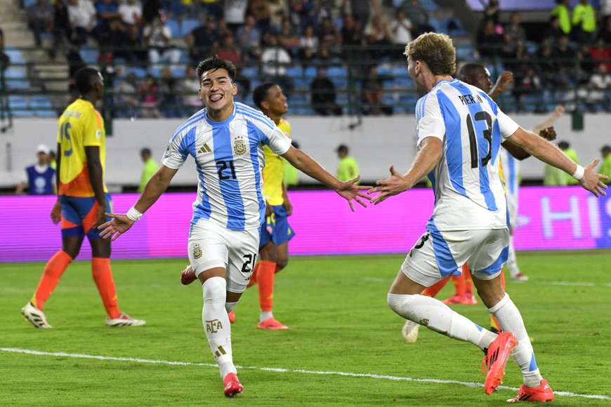 (250211) -- CARACAS, 11 febrero, 2025 (Xinhua) -- Imagen del 10 de febrero de 2025 del jugador Ian Subiabre (i), de Argentina, festejando su anotación con su compañero Valente Pierani (d), durante el partido correspondiente a la tercera fecha de la fase final del torneo Sudamericano Sub-20 de la Confederación Sudamericana de Fútbol (Conmebol), ante Colombia, celebrado en el Estadio Olímpico Nacional Brígido Iriarte, en Caracas, Venezuela. (Xinhua/Marcos Salgado) (ms) (oa) (ah) (vf)