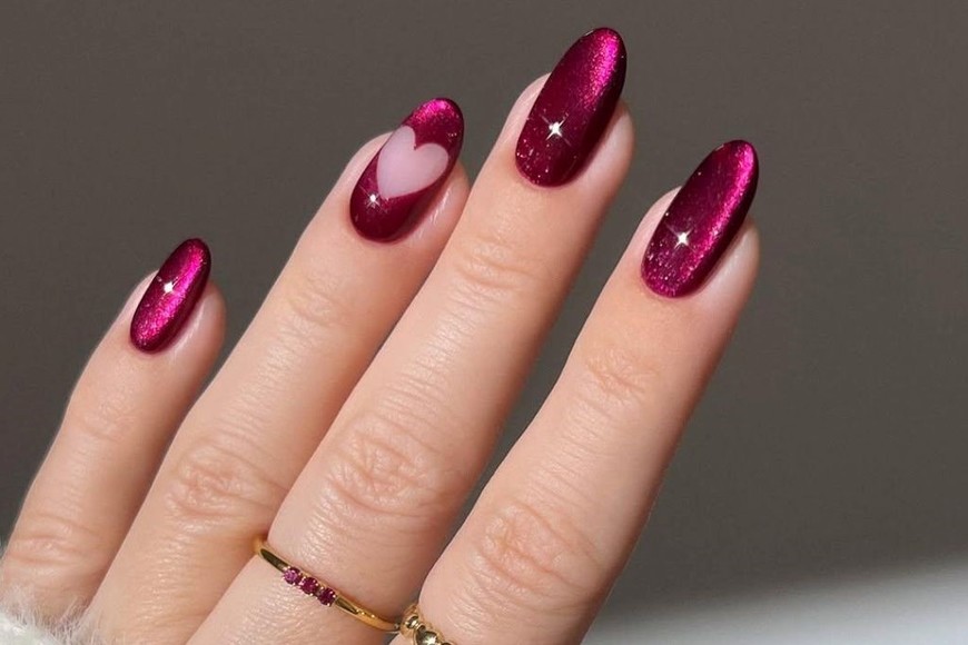 Las uñas "aura" en tonos rosados aportan un toque romántico y moderno.