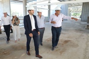 "Tenemos toda la esperanza de que el año que viene, cuando comience el ciclo lectivo, podamos estar inaugurándola", señaló el mandatario en su recorrida por la escuela del norte de la ciudad de Santa Fe.