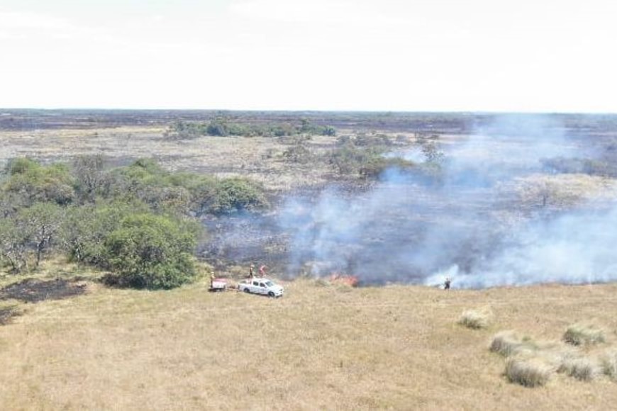 Bomberos Voluntarios sofocaron el incendio de unas 8.000 hectáreas de campo en el noreste santafesino - La Brava - departamento San Javier