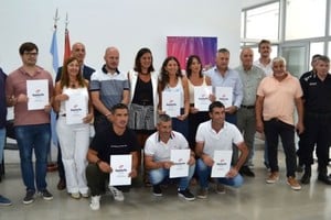 Gizzi junto a intendentes y presidentes comunales de General López tras la firma del convenio con autoridades provinciales.