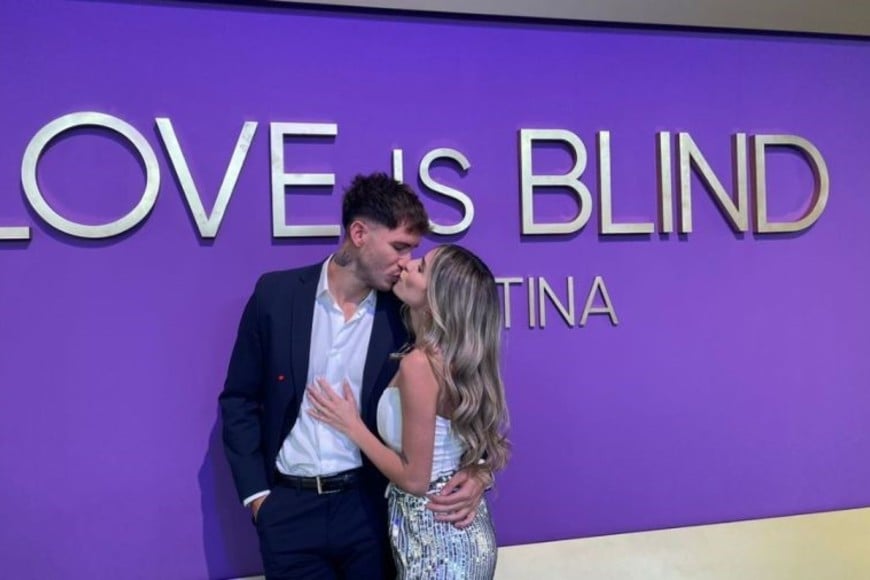 Santiago y Emily, participantes del reality Love is Blind Argentina.