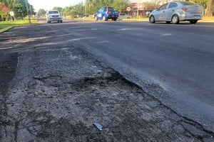 El dañado asfalto de la Ruta 11 en el norte santafesino. Crédito: Archivo El Litoral