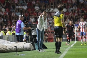 El entrenador de Unión no habló en conferencia porque fue expulsado. Crédito: Manuel Fabatía