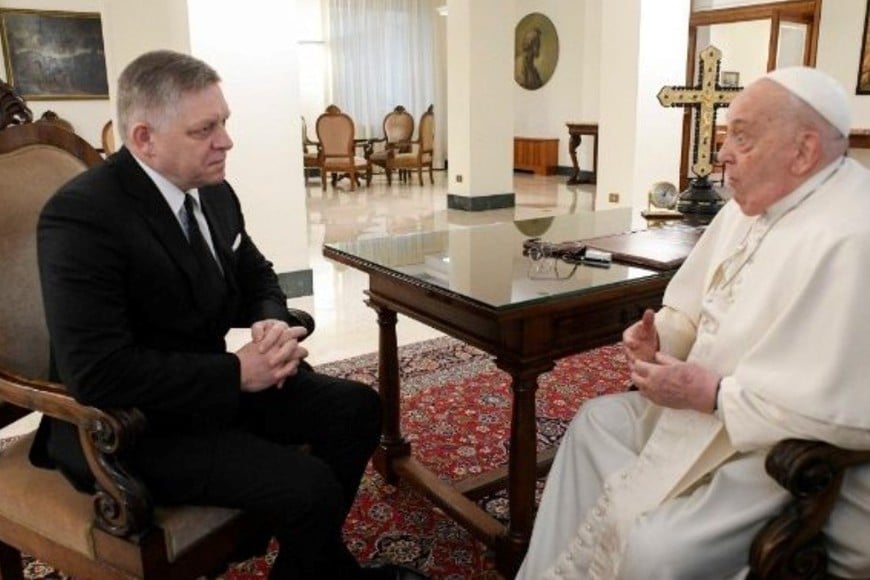 Francisco junto a Robert Fico, primer ministro de Eslovaquia, este mismo viernes. Crédito: Prensa Vaticano