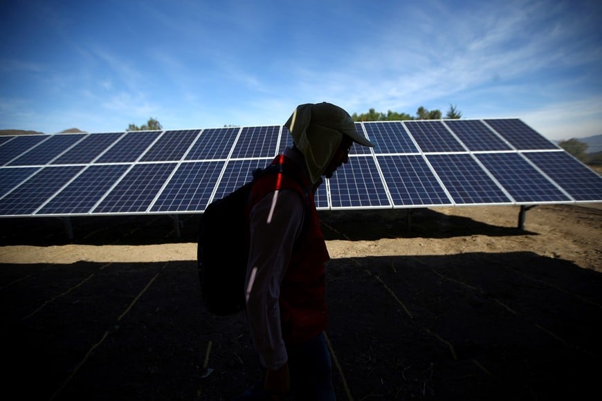 A worker walks past solar panels at a solar plant near Santiago, Chile May 5, 2017. Picture taken May 5, 2017. REUTERS/Ivan Alvarado santiago de chile  chile instalacion de paneles solares cerca de santiago energia solar fotovaltaica