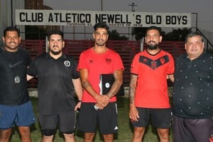 El cuerpo técnico: Hugo Silva (PF), Gustavo Pérez (Utilero), Federico García (DT), Nicolás Molina (AC) y Hugo Riberos (AC).