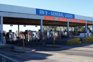 La estación de Peaje en la autopista de Rosario a Buenos Aires. Es una de las autopistas bajo jurisdicción de Corredores Viales.