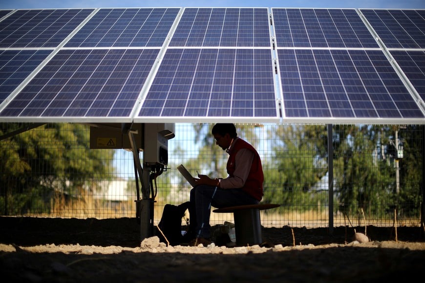 An engineer works under solar panels at a solar plant near Santiago, Chile May 5, 2017. Picture taken May 5, 2017. REUTERS/Ivan Alvarado santiago de chile  chile instalacion de paneles solares cerca de santiago energia solar fotovaltaica