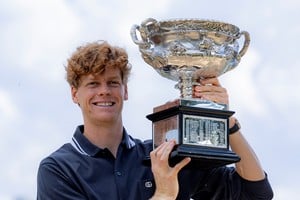 (250127) -- MELBOURNE, 27 enero, 2025 (Xinhua) -- Jannik Sinner, de Italia, posa con el trofeo durante la sesión fotográfica del ganador del torneo de tenis Abierto de Australia en el lago Albert Park, en Melbourne, Australia, el 27 de enero de 2025. (Xinhua/Chu Chen) (oa) (ah) (vf)