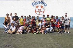 40 niños que asistieron para compartir primero un partido y luego lecturas de cuentos de fútbol