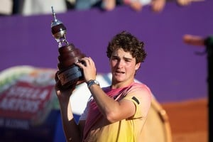 (250216) -- BUENOS AIRES, 16 febrero, 2025 (Xinhua) -- Joao Fonseca, de Brasil, festeja con el trofeo durante la ceremonia de premiación al término de la final del torneo de tenis ATP de Buenos Aires (Argentina Open), ante Francisco Cerúndolo, de Argentina, en el Buenos Aires Lawn Tennis Club, en la ciudad de Buenos Aires, Argentina, el 16 de febrero de 2025. (Xinhua/Martín Zabala) (mz) (rtg) (da)