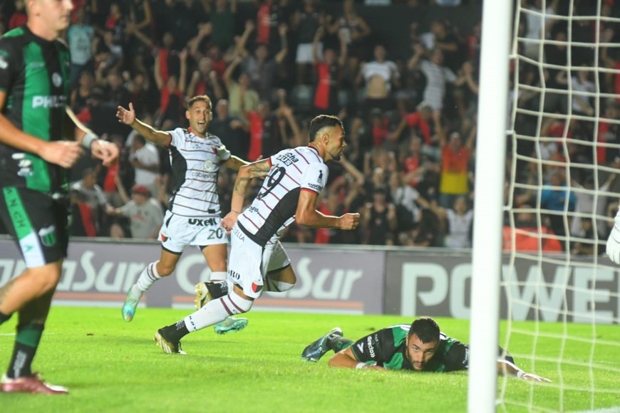 GOL DE SANGUINA | Colón-Nueva Chicago | Fecha 2 Primera Nacional B. Foto: Manuel Fabatía