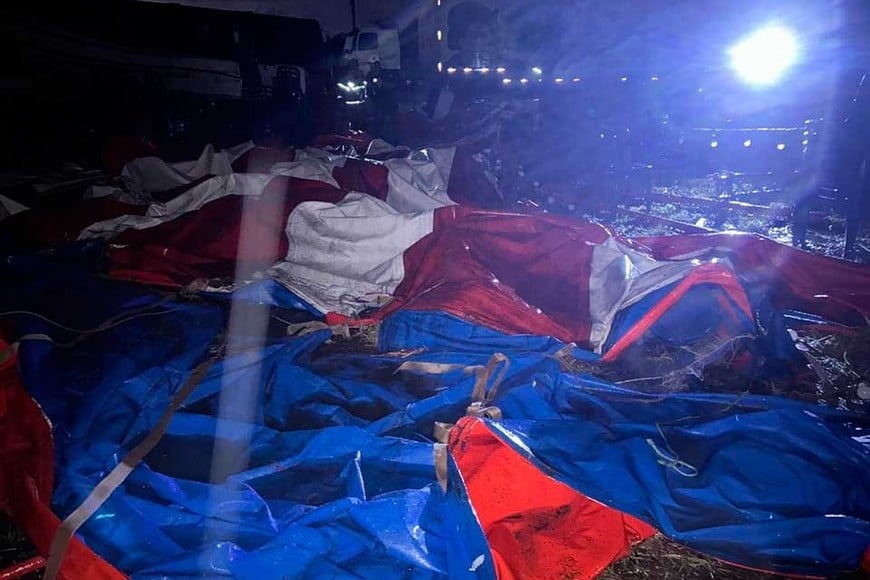 El fuerte viento azotó la carpa.