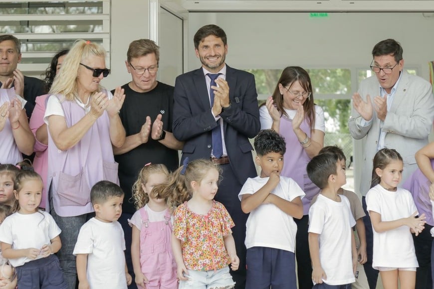 Pullaro cerró la semana inaugurando un jardín, entregando viviendas y recorriendo obras.