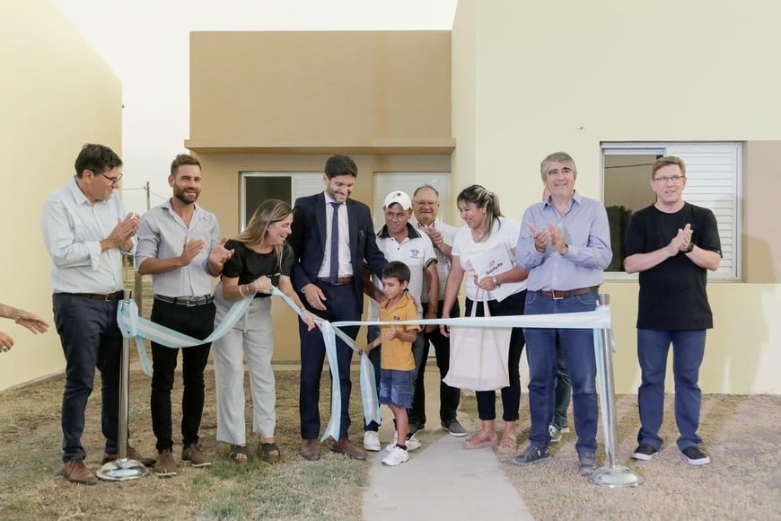 Pullaro cerró la semana inaugurando un jardín, entregando viviendas y recorriendo obras.