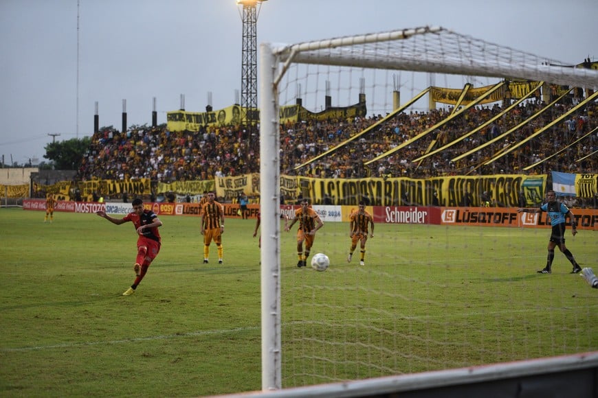 Postal del último juego de Colón en Santiago del Estero ante Mitre. Crédito: Joaquín Camiletti